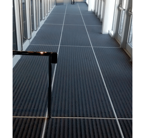 Axess Group Hall@x DLX silent carpet in a building hallway.